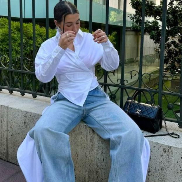 Alba Díaz tiene los vaqueros anchos que más estilizan las piernas si los usas con tacones (y hemos encontrado unos iguales en Stradivarius)