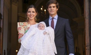 Belén Corsini arrasa con un original look de invitada en el bautizo de su hijo: un vestido estampado ideal