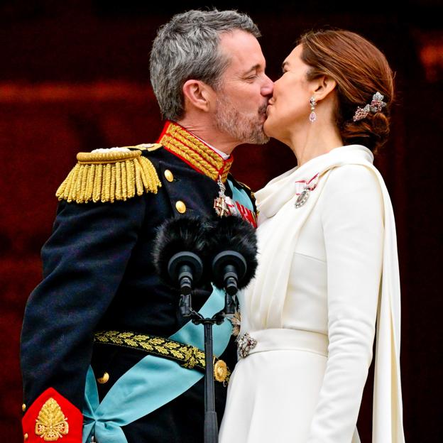 El extraño beso de Federico y Mary de Dinamarca durante su proclamación. 