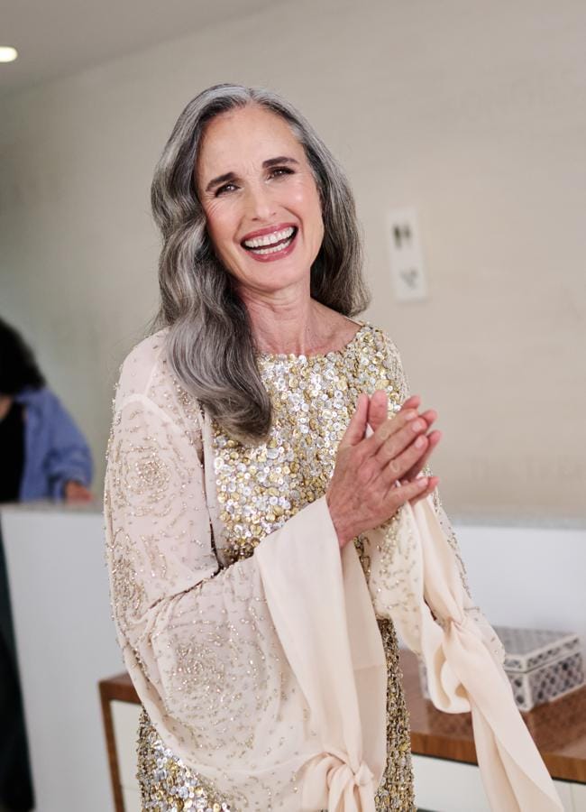 Andie MacDowell con vestido de lentejuelas y maquillaje de L'Oreal Paris. Cortesía de L'Oreal Paris.