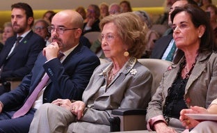 La reina Sofía repite look con el blazer más atemporal que puedes tener en el armario