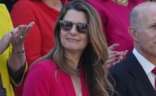 María Dolores Ocaña, secretaria de Letizia, le copia el look a la reina en el Día de las Fuerzas Armadas