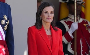 La reina Letizia sorprende con su look más insólito en el Día de las Fuerzas Armadas: traje rojo y zapatillas cómodas