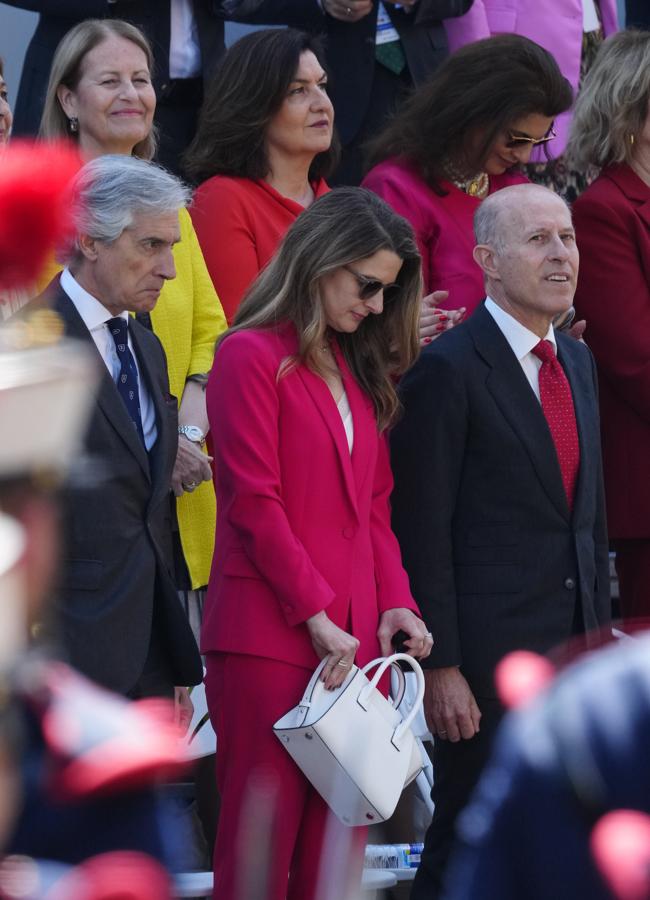 María Dolores Ocaña Madrid con traje fucsia en el desfile de las Fuerzas Armadas. Foto: Limited Pictures.