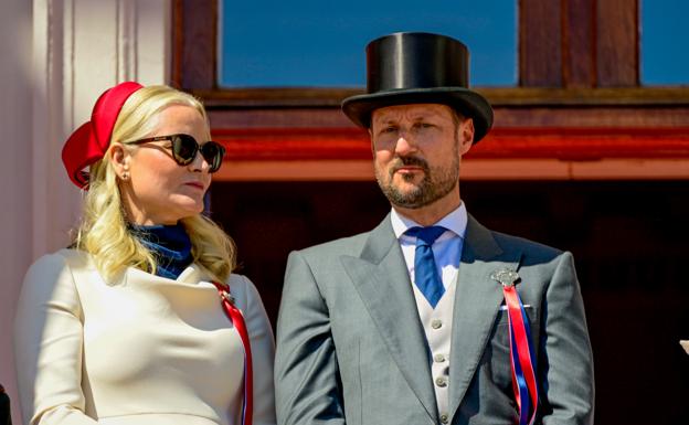 Los príncipes Haakon y Mette-Marit de Noruega durante el día nacional de su país. 