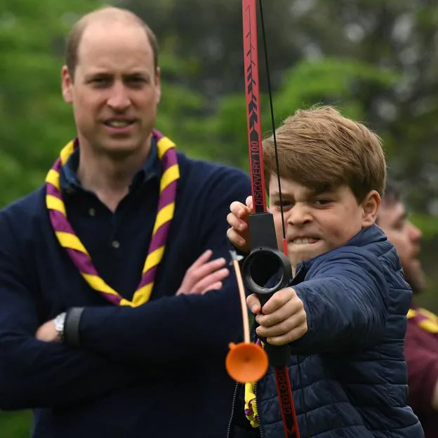 El príncipe George junto a su padre, Guillermo de Inglaterra. 