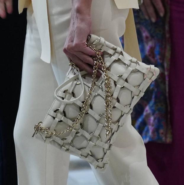 Así es el nuevo bolso de mano de la reina Letizia.