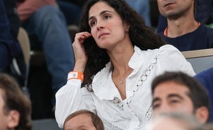 Xisca Perelló acierta con un look blanco con las zapatillas tendencia y la blusa perfecta para ir a ver a Nadal