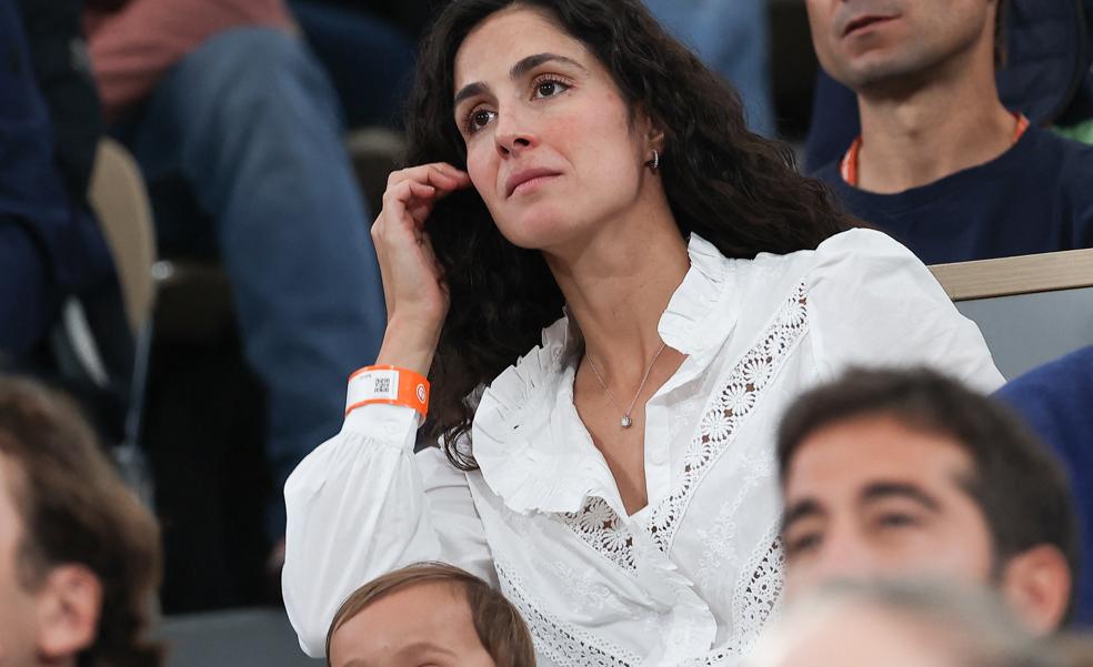 Xisca Perelló acierta con un look blanco con las zapatillas tendencia y la blusa perfecta para ir a ver a Nadal