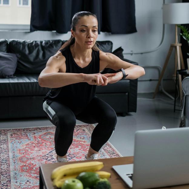 Sentadilla con los talones elevados: el truco para hacer el ejercicio más profundo y tonificar mejor los glúteos