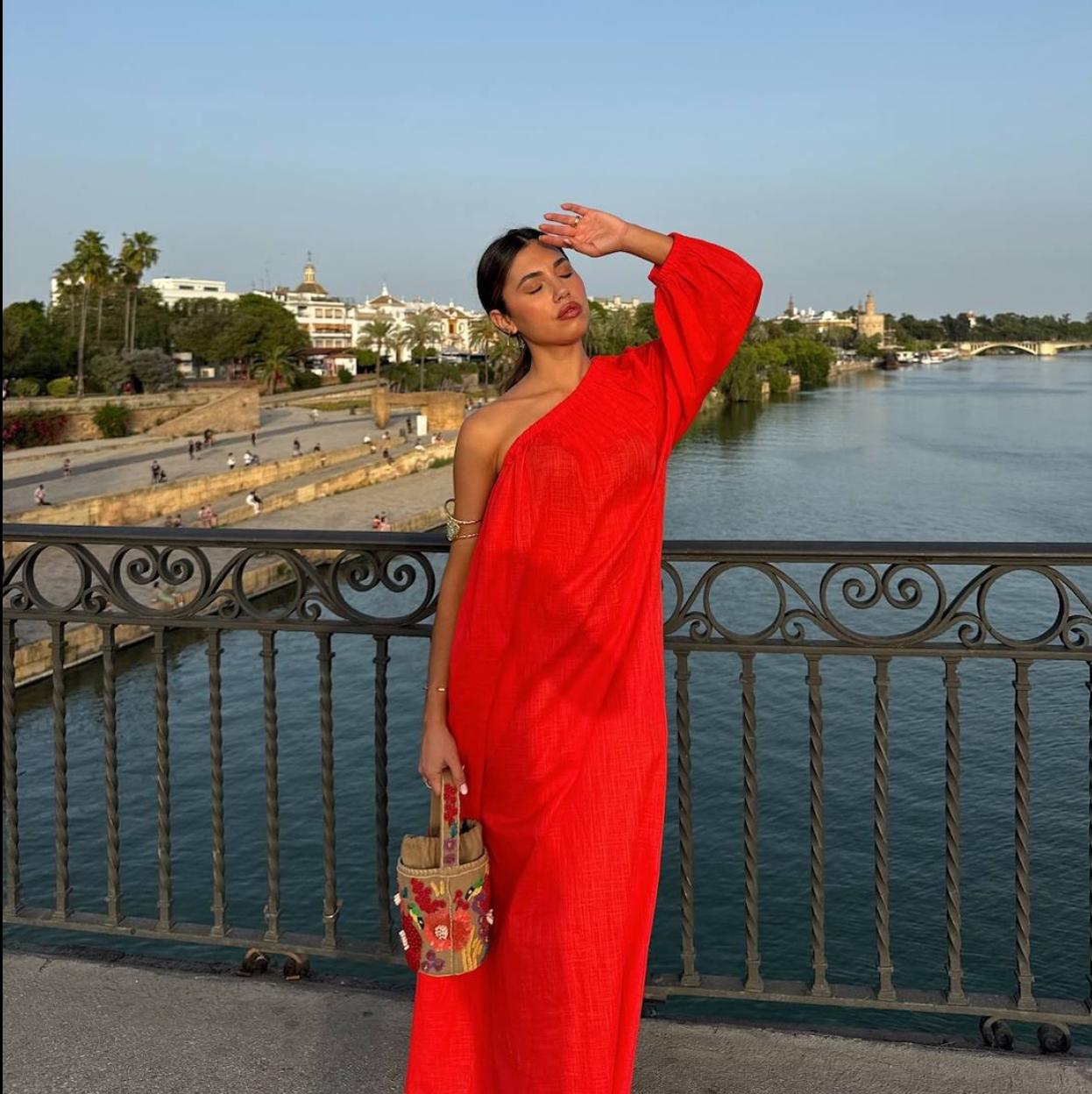 Influencer con vestido rojo de H&M/@MARIASEGARR