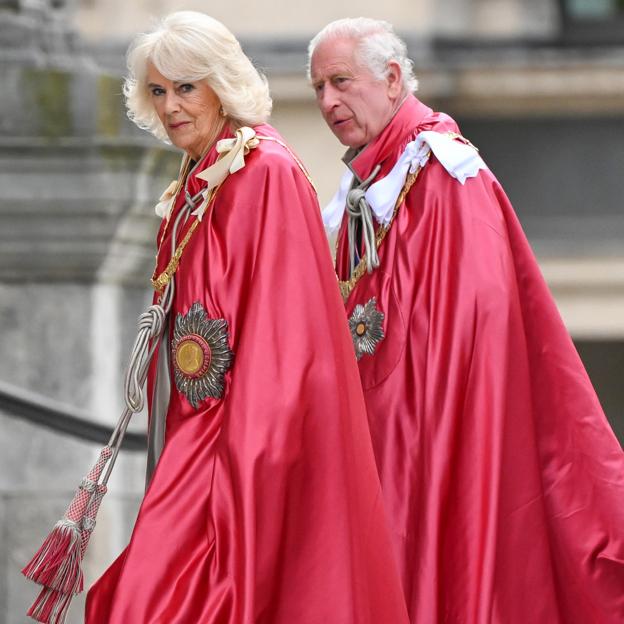 Carlos III de Inglaterra y la reina Camilla durante el servicio de la Orden del Imperio Británico. 