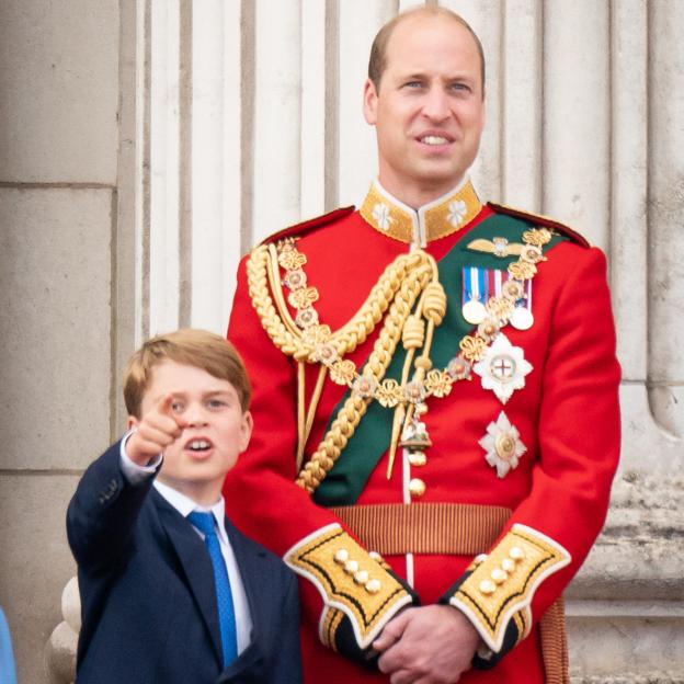 El príncipe Guillermo y su hijo, el príncipe Guillermo en el desfile del Trooping the Colour 2023. 