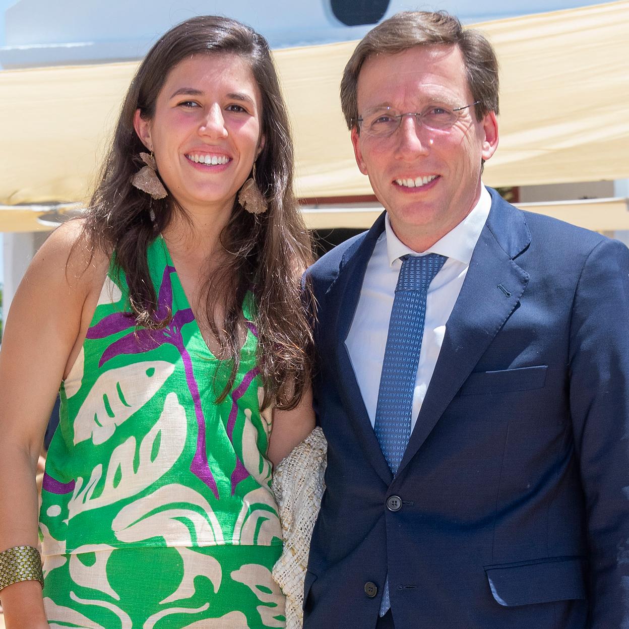 Teresa Urquijo y José Luis Martínez-Almeida en la boda de Inés Díaz del Río en Sevilla. /gtres