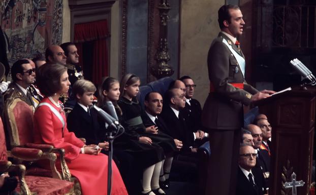 El vestido de doña Sofía en la proclamación de Juan Carlos I como rey de España.