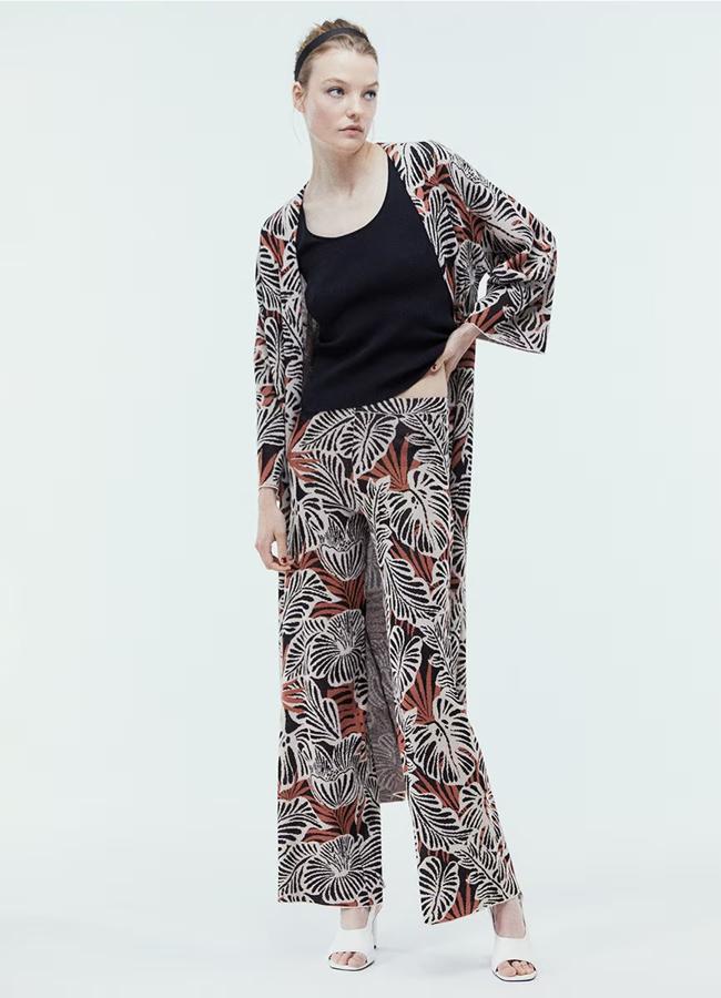 Pantalón estampado de Sfera, 23,99 euros.