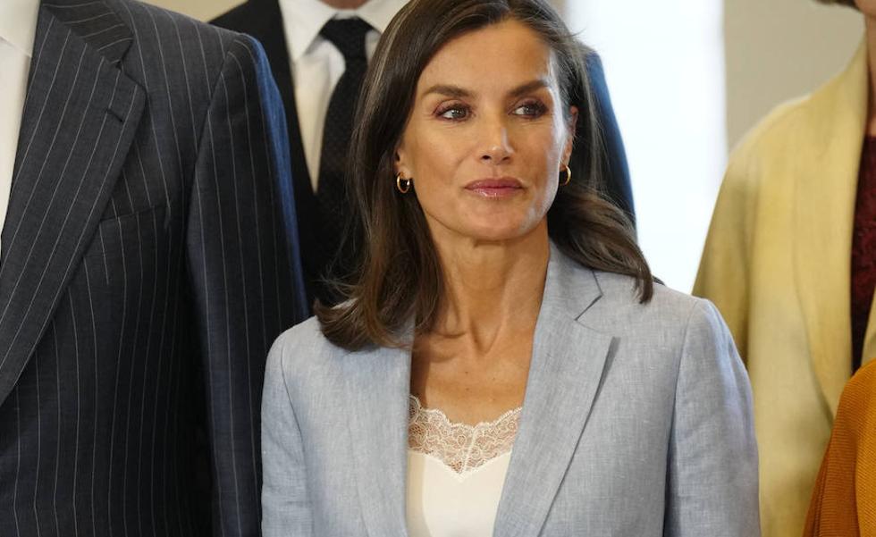 La reina Letizia tiene el traje de lino perfecto para ir elegante en verano y lo ha combinado con zapatillas y top de encaje