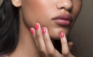 8 colores de uñas para piel morena que favorecen muchísimo en verano