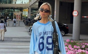 Las camisetas de fútbol van a estar por todas partes este verano: así las llevan las chicas más estilosas de Instagram