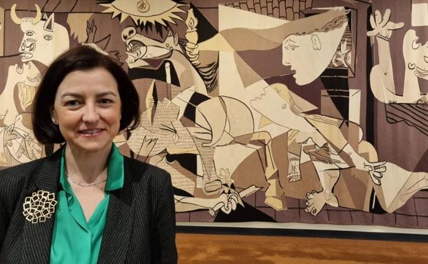 Eva Granados con el Guernica de fondo en el Museo Nacional Centro de Arte Reina Sofía. 