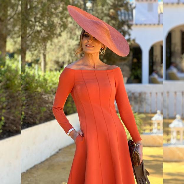 Mar Flores con un vestido de invitada de color naranja.