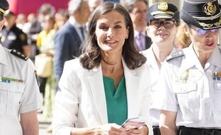 La reina Letizia estrena una original blusa verde para inaugurar la Feria del Libro de Madrid