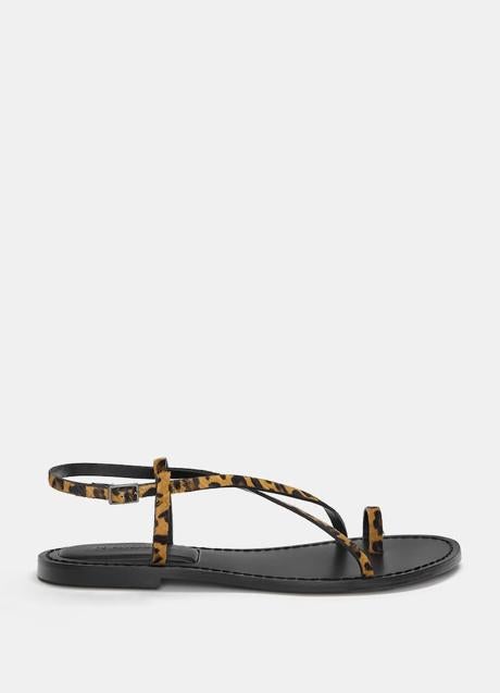 Sandalias planas de Pull & Bear (25,99 euros)