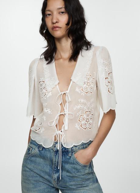 Blusa bordada con lazos de Mango (39,99 euros)