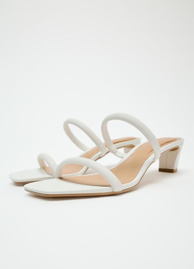 Sandalias de tacón kitten en blanco de Zara (35,95 euros).