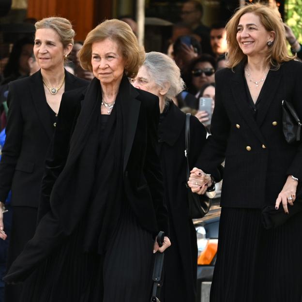 La reina Sofía junto a sus hijas, Elena y Cristina, y su hermana Irene. 