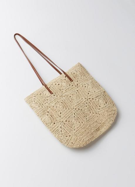 Bolso de rafia de Sfera (17,95 euros)