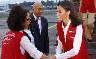 La reina Letizia aterriza en Guatemala cojeando y con los pantalones perfectos para un look de verano