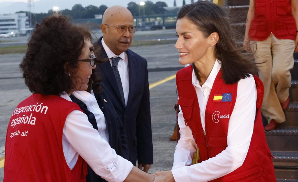 La reina Letizia aterriza en Guatemala cojeando y con los pantalones perfectos para un look de verano