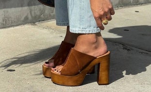 Sandalias con plataforma de madera, la moda de los dos mil que ha conquistado a las influencers este verano