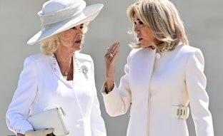 Camilla la lía en Normandía: por qué todo el mundo está hablando de este extraño momento de la reina y Brigitte Macron