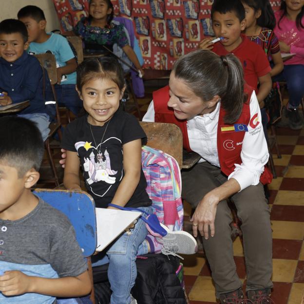 La reina Letizia, en Guatemala, rodeada de niños.