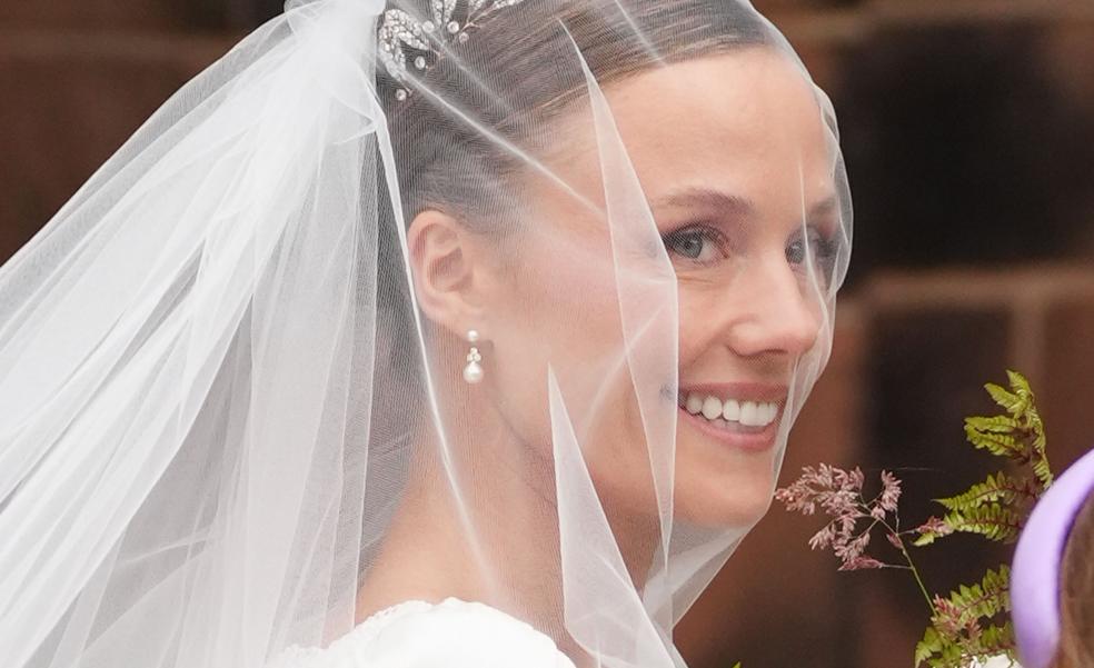 El espectacular vestido de novia de Olivia Henson en su boda con el duque de Westminster: tiara, encaje y zapatos de color azul