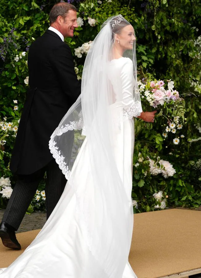 El vestido de novia de Olivia iba acompañado de un velo con encaje. / GTRES