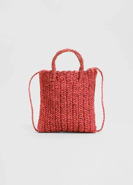 Bolso de rafia de Stradivarius (17,99 euros)