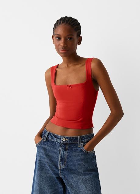 Top rojo de Bershka (15,95 euros)