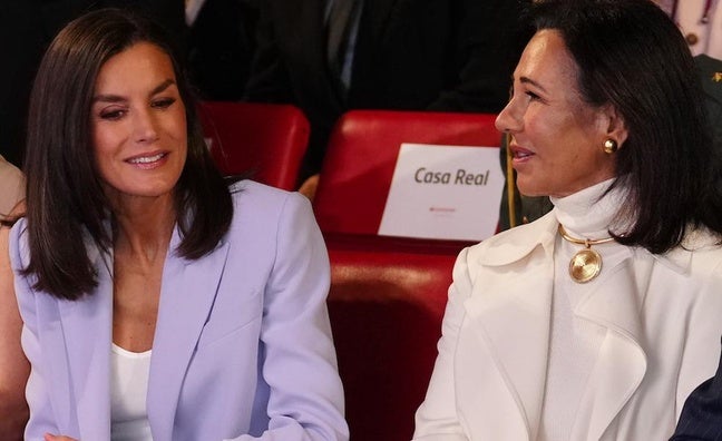 Ana Botín tiene la clave para triunfar con un total look blanco: alpargatas originales y joyas doradas