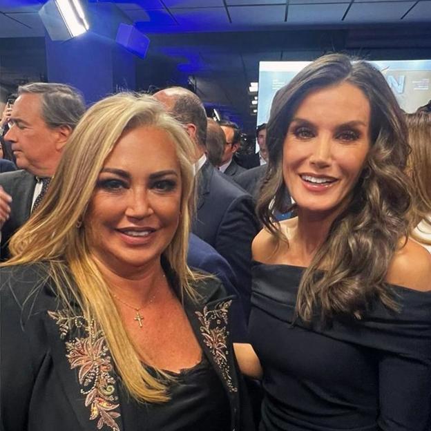 Belén Esteban y doña Letizia en un evento muy sonrientes. 