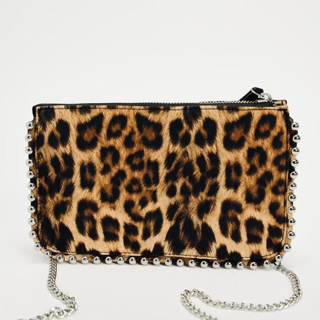 Bolso bandolera con tachuelas y animal print de Zara.