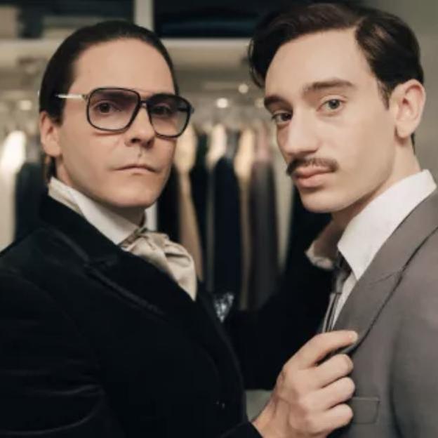 Daniel Brühl y Théodore Pellerin, como Lagarfeld y su amante, en la serie 'Becoming Karl Lagarfeld'.