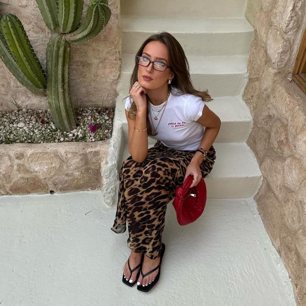 Look con falda de leopardo