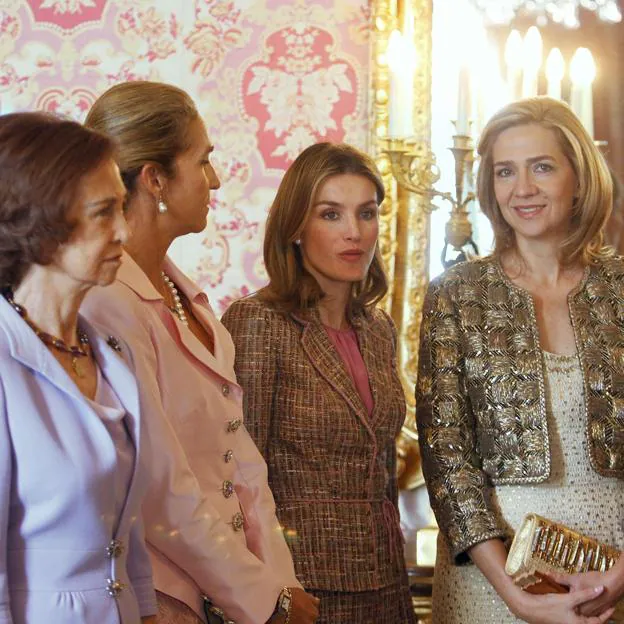 Letizia con las infantas Elena y Cristina y la reina Sofía