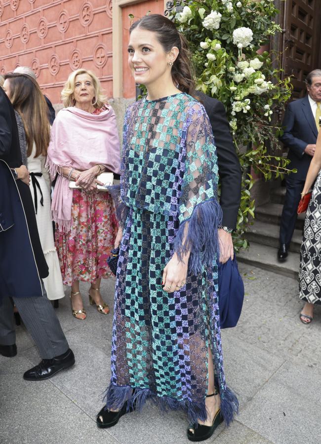 Isabelle Junot con un look de invitada ideal y sus sandalias de terciopelo favoritas. / GTRES