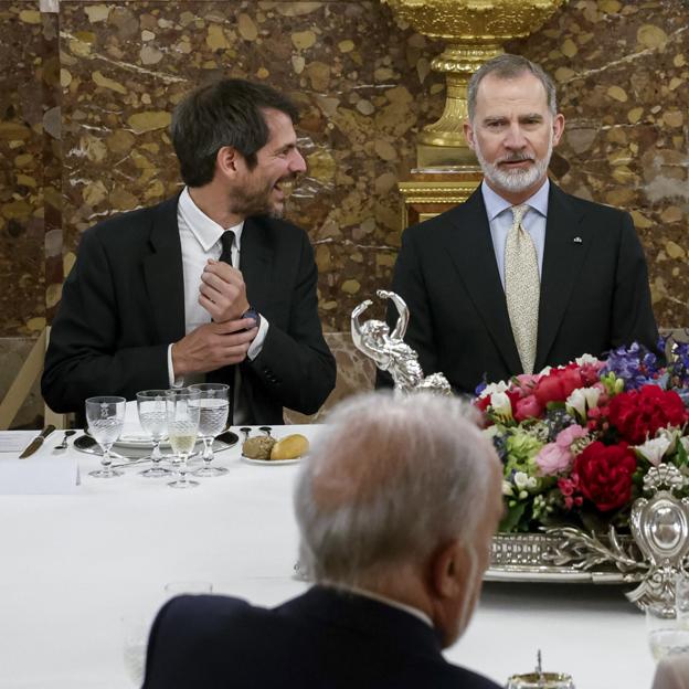 Ernest Urtasun, ministro de cultura junto al rey Felipe VI. 