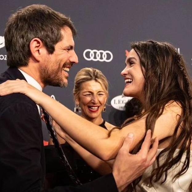 Ernest Urtasun y Yolanda Díaz saludan a la cantante Amaia. 