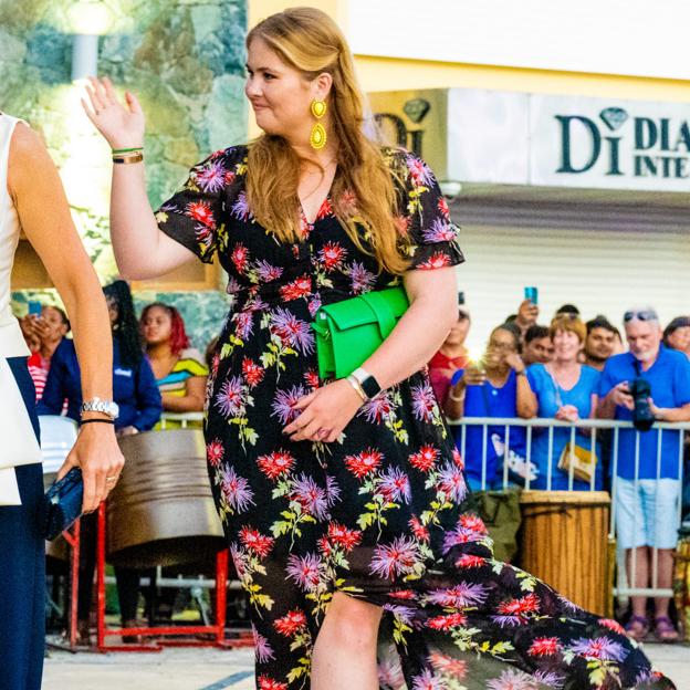 Amalia de Holanda con un vestido de estampado floral. 